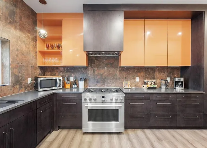 Holiday home Modern Palm Springs Retreat With 4 Bedrooms And 4.5 Bathrooms, Shadyside Townhome