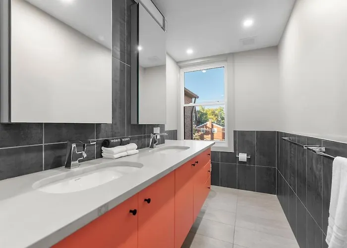 Modern Palm Springs Retreat With 4 Bedrooms And 4.5 Bathrooms, Shadyside Townhome Holiday home Pittsburgh