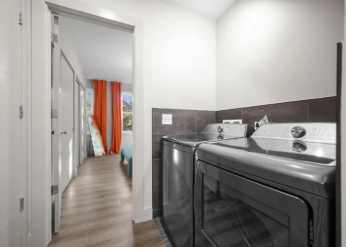 Modern Palm Springs Retreat With 4 Bedrooms And 4.5 Bathrooms, Shadyside Townhome *