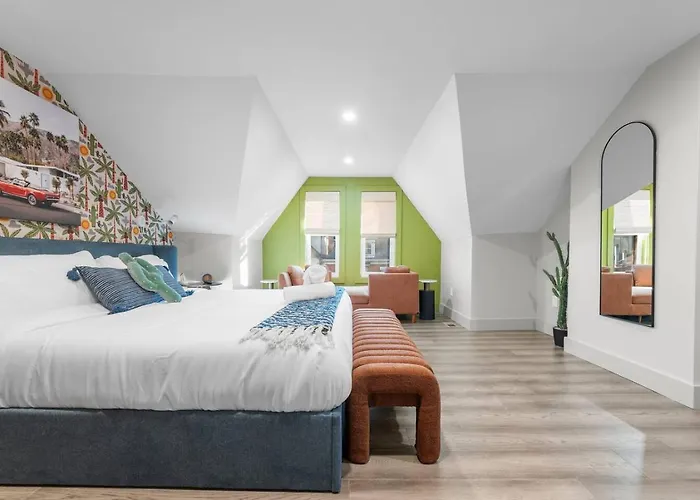 Modern Palm Springs Retreat With 4 Bedrooms And 4.5 Bathrooms, Shadyside Townhome Pittsburgh
