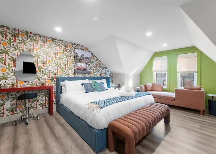 Modern Palm Springs Retreat With 4 Bedrooms And 4.5 Bathrooms, Shadyside Townhome Holiday home Pittsburgh