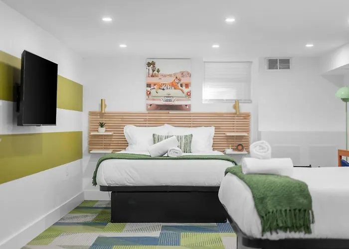 Modern Palm Springs Retreat With 4 Bedrooms And 4.5 Bathrooms, Shadyside Townhome *