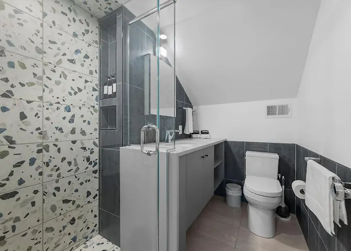 Modern Palm Springs Retreat With 4 Bedrooms And 4.5 Bathrooms, Shadyside Townhome Holiday home *