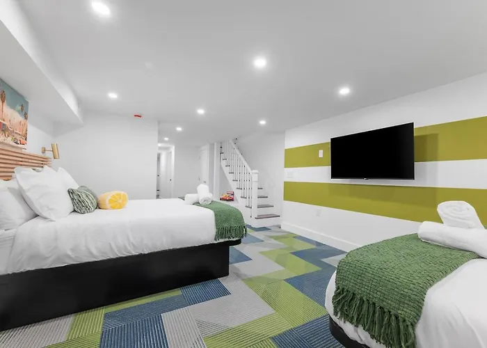 Modern Palm Springs Retreat With 4 Bedrooms And 4.5 Bathrooms, Shadyside Townhome * Pittsburgh