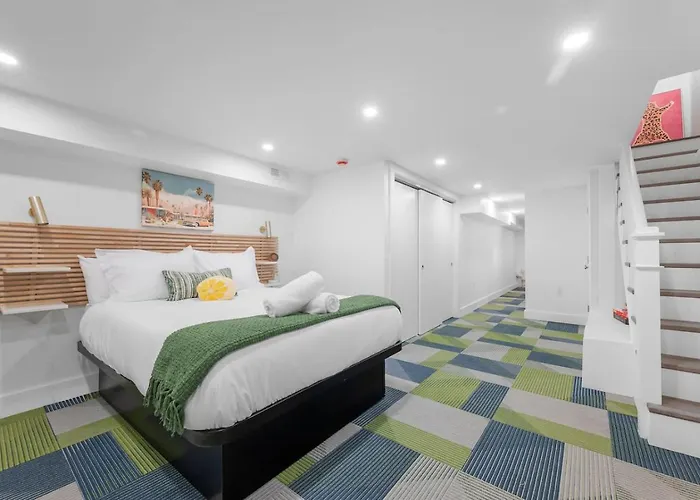 Modern Palm Springs Retreat With 4 Bedrooms And 4.5 Bathrooms, Shadyside Townhome Holiday home *