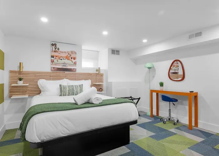 Modern Palm Springs Retreat With 4 Bedrooms And 4.5 Bathrooms, Shadyside Townhome Holiday home *